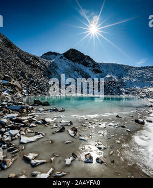 Türkisfarbener See auf der Macun Seenplatte im ersten Schnee im Herbst Stock Photo