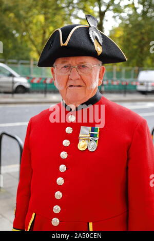 A Chelsea pensioner arrives for the literary charity event Poetry Together at Piccadilly, London, UK Stock Photo