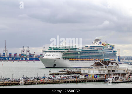 Royal Caribbean cruise ship Independence of the Seas leaving Southampton port, Hampshire, UK. Stock Photo