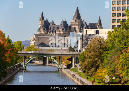 Ottawa, CA - 9 October 2019: Banks of the Canal Rideau in the Autumn season & Chateau Laurier in background Stock Photo