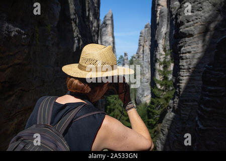 kobieta turystka, kobieta w kapeluszu, Prachovské skály - Bohemian Paradise (Český ráj), Czech Republic,land of rock forests and beautiful nature Stock Photo