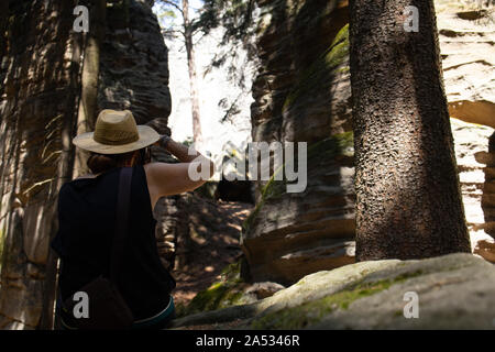 kobieta turystka, kobieta w kapeluszu, Prachovské skály - Bohemian Paradise (Český ráj), Czech Republic,land of rock forests and beautiful nature Stock Photo