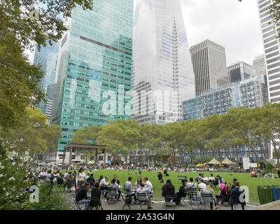 New York, USA. 09th Sep, 2019. Tourists and New Yorkers sit in Bryant Park. The park is located in New York's Manhattan district between 5th and 6th Avenues and West 40th and West 42th Streets in Midtown Manhattan. Due to its central location, the park is an important sight in New York City and very popular with residents and tourists alike. Credit: Alexandra Schuler/dpa/Alamy Live News Stock Photo