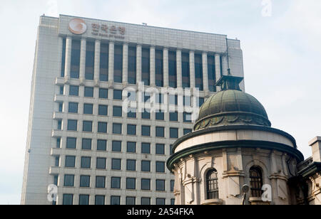Korea. 16th Oct, 2019. The Bank of Korea, Oct 16, 2019 : The Bank of Korea in Seoul, South Korea. South Korean central bank on October 16, 2019 slashed its policy rate by a quarter percentage point to 1.25 percent, noting the growth of the local economy may further slow without support for sluggish exports and domestic consumption, local media reported. Credit: Lee Jae-Won/AFLO/Alamy Live News Stock Photo