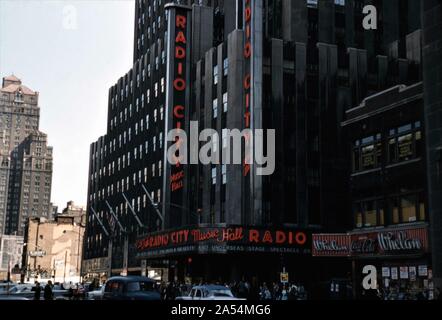 RADIO CITY MUSIC HALL , Midtown Manhattan, New York City USA showing HIGH SOCIETY 1956 with BING CROSBY GRACE KELLY and FRANK SINATRA Stock Photo