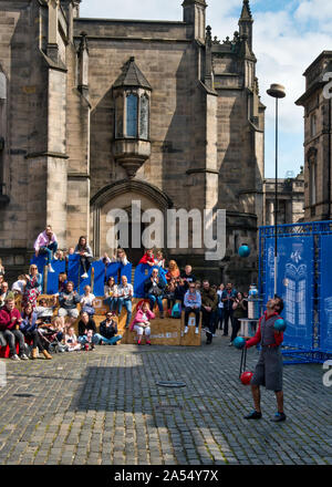 Juggler street performer on Royal Mile. Edinburgh Fringe Festival, Scotland Stock Photo