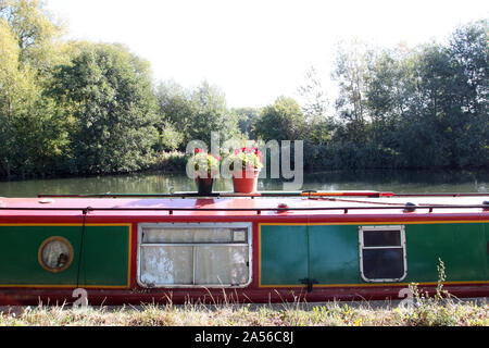 Green Canal boat with flowers on the Thames in Oxford Stock Photo