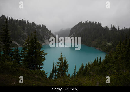 Fog over mountains, Alpine Blue Lake, Washington, USA Stock Photo