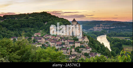 Chateau de Castelnaud Castle and Dordogne River at sunset, Castelnaud-la-Chapelle, Dordogne, Aquitaine, France Stock Photo