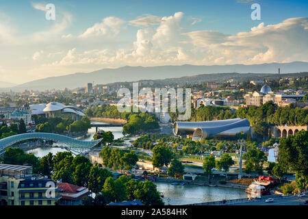 Bridge of Peace and the Mtkvari river. On the right, the Rike Park Music Theatre and Exhibition Hall and the Presidential Palace. Tbilisi, Georgia Stock Photo