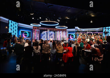 Emma Willis interviews Paddy Smyth, as the blocked contestants (right) look on during the live final of the second series of Channel 4's The Circle, in Salford, Manchester. Stock Photo