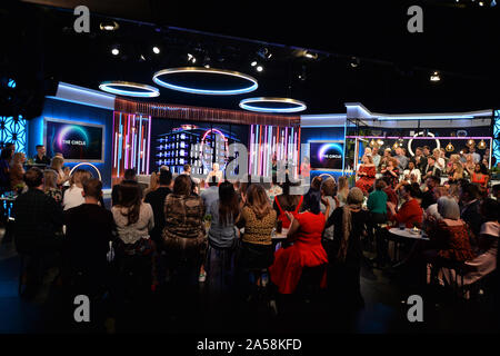 Emma Willis interviews Paddy Smyth, as the blocked contestants (right) look on during the live final of the second series of Channel 4's The Circle, in Salford, Manchester. Stock Photo