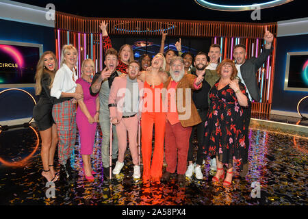 (left to right) Beth Dunlavey, Emelle Smith, Katie Roe Carr, Jack Quirk, Ella May, winner Paddy Smyth, Brooke Odunbaku, host Emma Willis, Georgina Elliott, Viewer's Champion Tim Wilson, Busayo Twins, James Doran, Woody Cook, Jan Jones and Sy Jennings celebrating after the final of the second series of Channel 4's The Circle in Salford, Manchester. Stock Photo