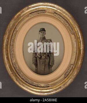 Unidentified soldier in Union infantry uniform with bayoneted rifle and handgun Stock Photo