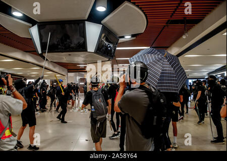 Protestors in a Hong Kong shopping mall begin to encourage dissent amongst their colleagues Stock Photo