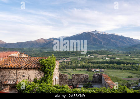 Ancient home with a view of the Pic du Canigou in Eus, Pyrenees-Orientales, France Stock Photo