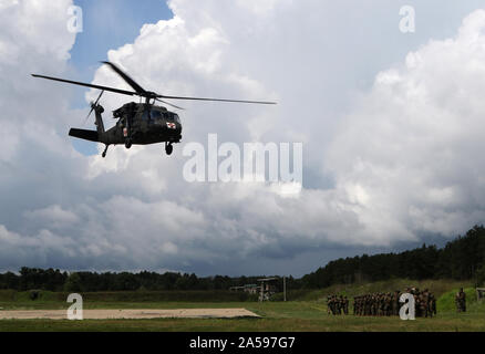 The U.S. Army’s 7th Battalion, 158th Aviation Regiment conducts helicopter medevac familiarization training for Marines with the 4th Medical Battalion at the Combat Support Tactics Exercise on Fort McCoy, Wis., Aug. 13, 2019. Medical units, which included those from the Army and Navy, set up their own field hospitals and treated simulated casualties from throughout the exercise. The 24-hours-a-day work included actual ground vehicle and air evacuations from scattered locations in the area. (U.S. Army photo by Sgt. 1st Class Gary A. Witte, 207th Regional Support Group) Stock Photo