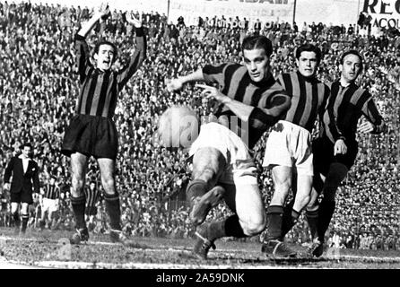 Milan, San Siro stadium, 25 March 1951. Rossonero Gunnar Nordahl (center) scored the decisive goal during the Milan derby between Inter and Milan (0-1) valid for the 29th matchday of the Italian Serie A 1950- 51. Stock Photo