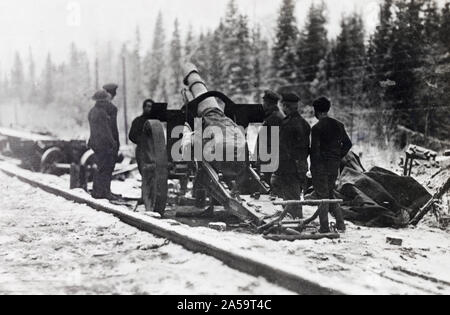 THE AMERICANS IN NORTH RUSSIA. Gun crew manning a 155 mm piece close to an American position on Vologda railway fighting line ca. 1918-1919 Stock Photo