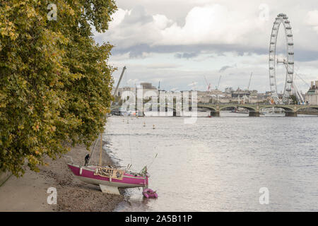 Lambeth Bridge, London, UK. 19th Oct, 2019. Extinction Rebellion yacht on the sand, near Lambeth Bridge. Penelope Barritt/alamy Live News Stock Photo