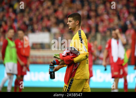 goalkeeper Niclas Thiede of SC Verl looks on during the 3. Liga match  News Photo - Getty Images