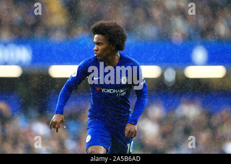 LONDON, ENGLAND. OCTOBER 19TH Chelsea's Willian during the Premier League match between Chelsea and Newcastle United at Stamford Bridge, London on Saturday 19th October 2019. (Credit: Leila Coker | MI News) Photograph may only be used for newspaper and/or magazine editorial purposes, license required for commercial use Credit: MI News & Sport /Alamy Live News Stock Photo