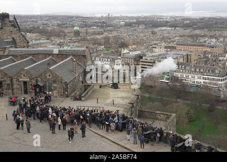 The One o'clock gun firing from Edinburgh Castle, Scotland Stock Photo