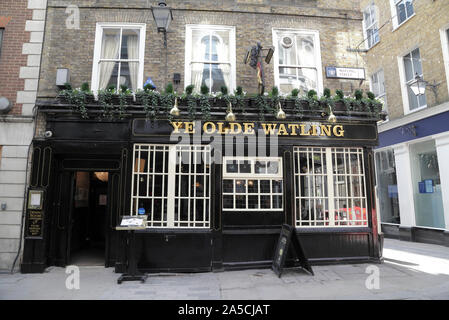 Ye Olde Watling pub, Watling Street, City of London, UK Stock Photo