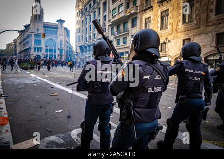 Barcelona, Spain. 18th Oct, 2019. Policemen stand on guard in the middle of the road during the protest.Fifth day of protest after the announcement of the sentences by the Supreme Court of Spain that condemns the Catalan leaders and politicians to long prison sentences. Credit: SOPA Images Limited/Alamy Live News Stock Photo