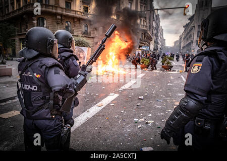 Barcelona, Spain. 18th Oct, 2019. Policemen stand on guard in the middle of the road during the protest.Fifth day of protest after the announcement of the sentences by the Supreme Court of Spain that condemns the Catalan leaders and politicians to long prison sentences. Credit: SOPA Images Limited/Alamy Live News Stock Photo