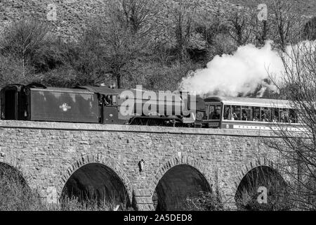 Flying Scotsman pass Corfe bridge at Corfe Castle, Dorset, UK Stock Photo