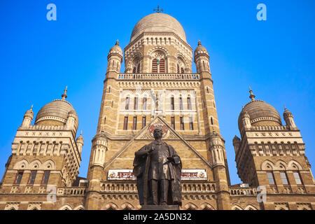 The Brihanmumbai Municipal Corporation Building (BMC), Mumbai, India; front: a statue of Parsi politician / lawyer Sir Pherozeshah Mehta (1845-1915) Stock Photo