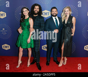 NASHVILLE, TEN - OCT 16: (L-R) Hannah Smyers, Dan Smyers, Shay Mooney and Abby Mooney attend the 2019 CMT Artists of the Year at Schermerhorn Symphony Center on October 16, 2019 in Nashville, Tennessee. (Photo by Debby Wong/Pacific Press) Stock Photo