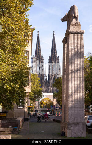 she-wolf of the Roman fountain in front of the Cologne City Museum, the cathedral, Cologne, Germany.  die roemische Woelfin des Roemerbrunnens vor dem Stock Photo