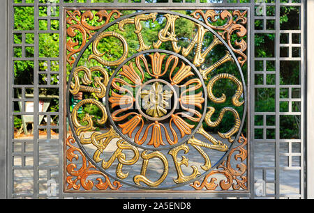 Singapore-16 JUN 2018:Singapore botanic garden metal gate detail view Stock Photo