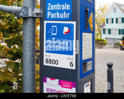Zentrale Parkuhr in Thalwil mit parkingpay-Hinweis Stock Photo - Alamy