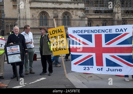 Brexit group of Leavers with Union Jack flag Independence Day  23rd of June 2016 the date of the referendum to leave the European Union. Super Saturday 19 October 2019  Parliament Square London 2010s UK HOMER SYKES Stock Photo