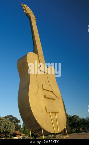 BIG GUITAR OUTSIDE THE BIG GOLDEN GUITAR CENTRE, TAMWORTH, NEW SOUTH WALES, AUSTRALIA. Stock Photo