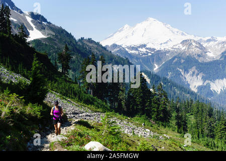 Hiker on Lake Ann trail, Mt Baker in the background. Mount Baker–Snoqualmie National Forest, Washington, USA Stock Photo