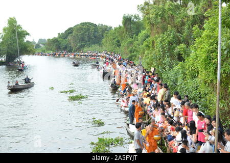 Bangkok, Thailand. 20th Oct, 2019. Food offering ceremony to monks at Sutthaphoch Temple, Chalong Krung Road, Lat Krabang District, Bangkok, Thailand.There are 100 monks embarking on a boat to receive food offerings. From believers on the banks of the canal near the temple It is a tradition of Mon people who have treated each other for over 100 years. (Photo by Teera Noisakran/Pacific Press) Credit: Pacific Press Agency/Alamy Live News Stock Photo