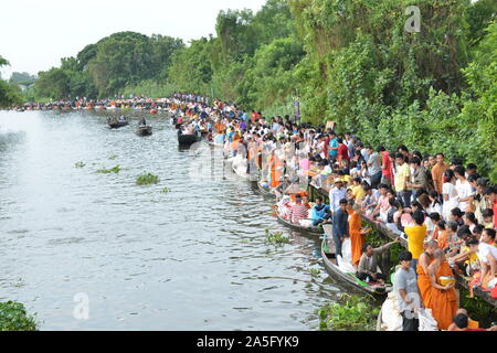 Bangkok, Thailand. 20th Oct, 2019. Food offering ceremony to monks at Sutthaphoch Temple, Chalong Krung Road, Lat Krabang District, Bangkok, Thailand.There are 100 monks embarking on a boat to receive food offerings. From believers on the banks of the canal near the temple It is a tradition of Mon people who have treated each other for over 100 years. (Photo by Teera Noisakran/Pacific Press) Credit: Pacific Press Agency/Alamy Live News Stock Photo