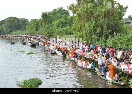 Bangkok, Thailand. 20th Oct, 2019. Food offering ceremony to monks at Sutthaphoch Temple, Chalong Krung Road, Lat Krabang District, Bangkok, Thailand.There are 100 monks embarking on a boat to receive food offerings. From believers on the banks of the canal near the temple It is a tradition of Mon people who have treated each other for over 100 years. (Photo by Teera Noisakran/Pacific Press) Credit: Pacific Press Agency/Alamy Live News Stock Photo