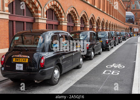 London Black Taxi Rank, Midland Road, St Pancras, London Stock Photo