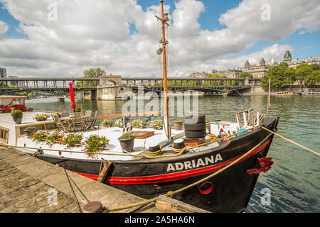 adriana, houseboat on river seine with bir-hakeim bridge in background Stock Photo