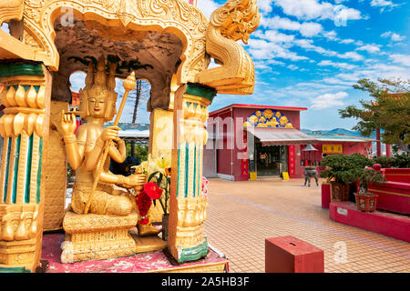 Gilded statue with many faces and hands at Ten Thousand Buddhas Monastery (Man Fat Sze). Sha Tin, New Territories, Hong Kong. Stock Photo