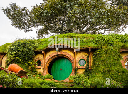 Bag End, Bilbo's home, in the Hobbiton Movie Set in Waikato, New Zealand Stock Photo