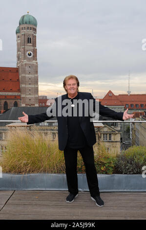 Munich, Germany. 21st Oct, 2019. The singer Howard Carpendale smiles during a photo session at the presentation of his new album 'Symphonie meines Lebens'. It will be released on 25.10.2019. Carpendales Tour'. The show of my life' in Germany starts on 28.01.2020. Credit: Ursula Düren/dpa/Alamy Live News Stock Photo