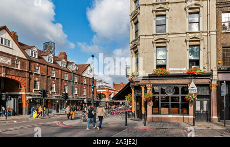 LONDON SPITALFIELDS COMMERCIAL STREET AND OLD SPITALFIELDS MARKET BUILDING AND THE TEN BELLS PUBLIC HOUSE IN FOURNIER STREET Stock Photo