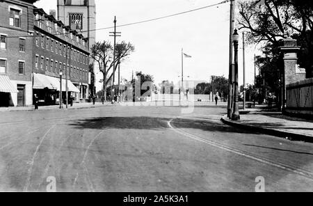 AUTOMOBILELESS SUNDAYS at Harvard Square, Cambridge, Massachusetts., October 6, 1918, at 10:30 A.M ca. 1918 Stock Photo