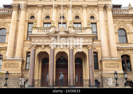 Bronze statue of Nelson Mandela stands on the balcony of the City Hall, Cape Town, South Africa. Facing thousands of South Africans on the Grand Parad Stock Photo